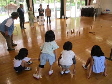 老人クラブの方とモルックで遊ぶ幼児